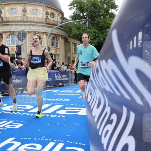 29.06.2025 - hella hamburg halbmarathon Strokosch-Dieckow http://msf.ph/oto/8242328 29.06.2025 10:37:32 Ziel 1290, 2767, 5042, 5791, 6047, 7831, 9017, 9914, 10451, 10922, 11106, 13372, 14934, 18193, 18216 meine-sportfotos.de