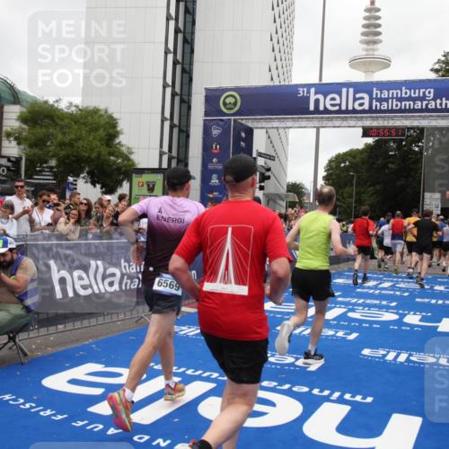 29.06.2025 - hella hamburg halbmarathon Michael Strokosch http://msf.ph/oto/8242331 29.06.2025 10:55:50 Ziel 1143, 1179, 1834, 5021, 6569, 6924, 7221, 8255, 8618, 10212, 12483, 12858, 13474, 14365, 14909, 16401, 16434, 16786, 18125, 18190, 19047 meine-sportfotos.de