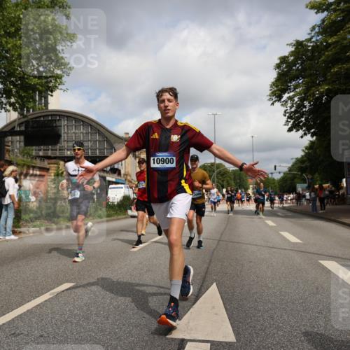 29.06.2025 - hella hamburg halbmarathon Yannick Fuchs http://msf.ph/oto/8242339 29.06.2025 10:34:56 20KM 1603, 1882, 1912, 2324, 2714, 2750, 2826, 4843, 5050, 5375, 5409, 5508, 5745, 5803, 5916, 6080, 6152, 6649, 7109, 7495, 7622, 8370, 8465, 8467, 8629, 9294, 10369, 10900, 10968, 11731, 11767, 12088, 12540, 12704, 12865, 13029, 13667, 14924, 15015, 15424, 15542, 15813, 16580, 16761, 17214, 17245, 18614, 18979 meine-sportfotos.de