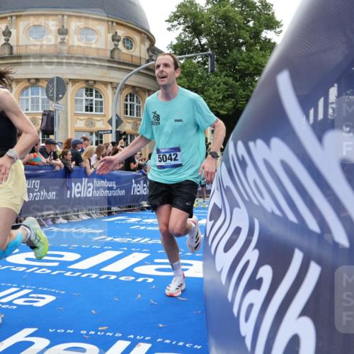 29.06.2025 - hella hamburg halbmarathon Strokosch-Dieckow http://msf.ph/oto/8242357 29.06.2025 10:37:32 Ziel 1290, 2767, 5042, 5791, 6047, 7831, 9017, 9914, 10451, 10922, 11106, 13372, 14934, 18193, 18216 meine-sportfotos.de