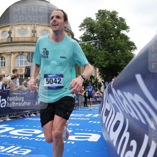 29.06.2025 - hella hamburg halbmarathon Strokosch-Dieckow http://msf.ph/oto/8242379 29.06.2025 10:37:32 Ziel 1290, 2767, 5042, 5791, 6047, 7831, 9017, 9914, 10451, 10922, 11106, 13372, 14934, 18193, 18216 meine-sportfotos.de