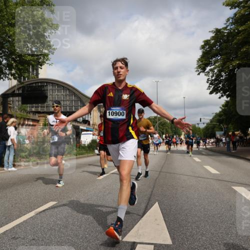 29.06.2025 - hella hamburg halbmarathon Yannick Fuchs http://msf.ph/oto/8242388 29.06.2025 10:34:56 20KM 1603, 1882, 1912, 2324, 2714, 2750, 2826, 4843, 5050, 5375, 5409, 5508, 5745, 5803, 5916, 6080, 6152, 6649, 7109, 7495, 7622, 8370, 8465, 8467, 8629, 9294, 10369, 10900, 10968, 11731, 11767, 12088, 12540, 12704, 12865, 13029, 13667, 14924, 15015, 15424, 15542, 15813, 16580, 16761, 17214, 17245, 18614, 18979 meine-sportfotos.de