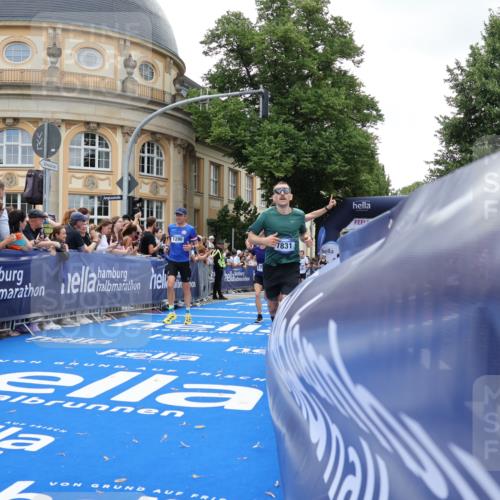 29.06.2025 - hella hamburg halbmarathon Strokosch-Dieckow http://msf.ph/oto/8242408 29.06.2025 10:37:33 Ziel 1290, 5042, 5791, 6047, 7831, 9017, 9914, 10451, 10922, 11106, 13372, 14934, 18193, 18216 meine-sportfotos.de