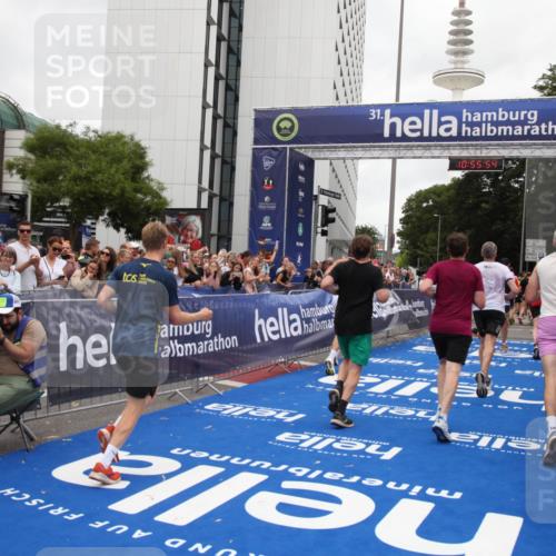 29.06.2025 - hella hamburg halbmarathon Michael Strokosch http://msf.ph/oto/8242463 29.06.2025 10:55:53 Ziel 1179, 2612, 3256, 3668, 4772, 5021, 6569, 7221, 7976, 12858, 13474, 14365, 16401, 16434, 16786, 18125, 18867, 19047 meine-sportfotos.de