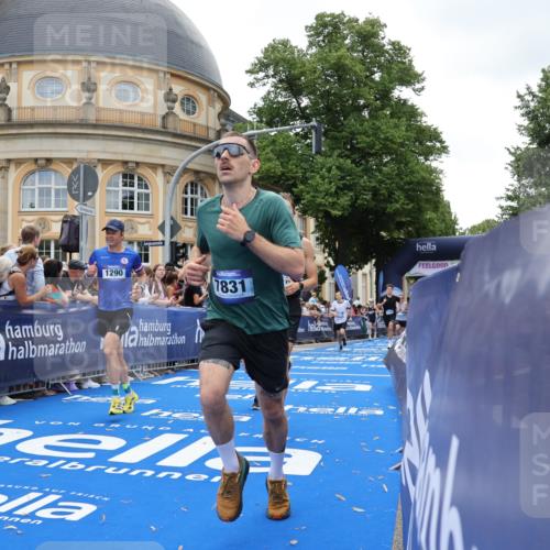 29.06.2025 - hella hamburg halbmarathon Strokosch-Dieckow http://msf.ph/oto/8242495 29.06.2025 10:37:34 Ziel 1290, 1505, 5042, 5791, 6047, 7831, 9914, 10451, 10922, 11106, 14934, 18193, 18216 meine-sportfotos.de