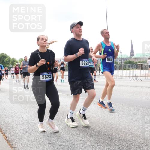 29.06.2025 - hella hamburg halbmarathon Lena Gebhardt http://msf.ph/oto/8242550 29.06.2025 10:33:53 Lombardsbrücke 1189, 1275, 1417, 1705, 1787, 1896, 1995, 2265, 2342, 2482, 2496, 2526, 2776, 2933, 3170, 3264, 3340, 3345, 3560, 3829, 3848, 4164, 4361, 4433, 4449, 4479, 4696, 4807, 4942, 5075, 5096, 5141, 5557, 5561, 5566, 5569, 5584, 5691, 5821, 5822, 5887, 6109, 6364, 6515, 6516, 6854, 6956, 6999, 7027, 7565, 7653, 7705, 8021, 8157, 8202, 8277, 8282, 8375, 8377, 8383, 8401, 8891, 9094, 9234, 9258, 9438, 9750, 9799, 9875, 9995, 10007, 10071, 10561, 11811 meine-sportfotos.de