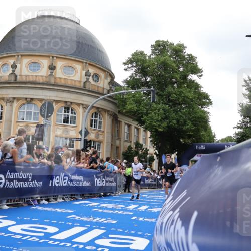 29.06.2025 - hella hamburg halbmarathon Strokosch-Dieckow http://msf.ph/oto/8242555 29.06.2025 10:37:36 Ziel 1290, 1505, 5042, 5791, 7831, 9914, 10451, 10922, 11106, 13595, 14934, 18193, 18216 meine-sportfotos.de