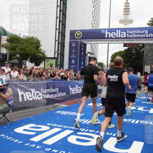 29.06.2025 - hella hamburg halbmarathon Michael Strokosch http://msf.ph/oto/8242602 29.06.2025 10:55:56 Ziel 1179, 2612, 3256, 3668, 4772, 6569, 7147, 7976, 8968, 9246, 10084, 12858, 13474, 15884, 16401, 16434, 16786, 18125, 18867, 19047 meine-sportfotos.de