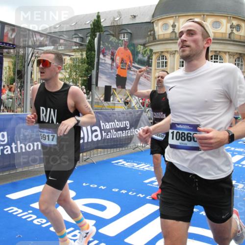 29.06.2025 - hella hamburg halbmarathon Michael Strokosch http://msf.ph/oto/8242606 29.06.2025 10:48:38 Ziel 1163, 1176, 2213, 4553, 5421, 9538, 10000, 10859, 10860, 11579, 12149, 12690, 14033, 15573, 15808, 15917, 17395, 18251, 18815 meine-sportfotos.de