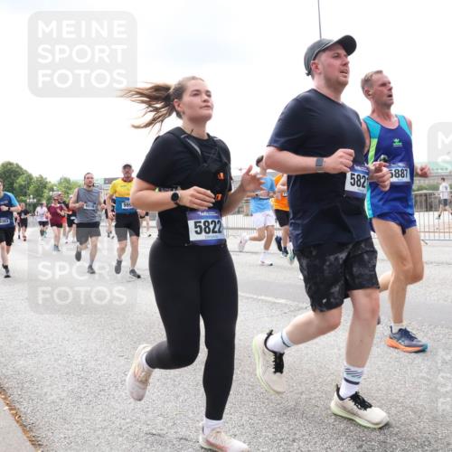 29.06.2025 - hella hamburg halbmarathon Lena Gebhardt http://msf.ph/oto/8242617 29.06.2025 10:33:53 Lombardsbrücke 1189, 1275, 1417, 1705, 1787, 1896, 1995, 2265, 2342, 2482, 2496, 2526, 2776, 2933, 3170, 3264, 3340, 3345, 3560, 3829, 3848, 4164, 4361, 4433, 4449, 4479, 4696, 4807, 4942, 5075, 5096, 5141, 5557, 5561, 5566, 5569, 5584, 5691, 5821, 5822, 5887, 6109, 6364, 6515, 6516, 6854, 6956, 6999, 7027, 7565, 7653, 7705, 8021, 8157, 8202, 8277, 8282, 8375, 8377, 8383, 8401, 8891, 9094, 9234, 9258, 9438, 9750, 9799, 9875, 9995, 10007, 10071, 10561, 11811 meine-sportfotos.de