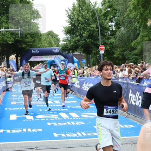 29.06.2025 - hella hamburg halbmarathon Zöllner http://msf.ph/oto/8242629 29.06.2025 10:56:17 Ziel 1193, 5465, 5492, 7547, 8330, 8639, 9903, 9907, 10789, 12348, 14363, 15484, 16113, 16634, 17468, 19152 meine-sportfotos.de