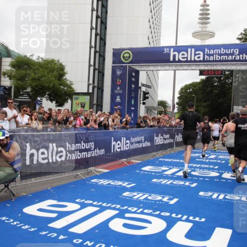 29.06.2025 - hella hamburg halbmarathon Michael Strokosch http://msf.ph/oto/8242657 29.06.2025 10:55:57 Ziel 1179, 2612, 3256, 3668, 4772, 7147, 7976, 8968, 9246, 10084, 13474, 15884, 16401, 16434, 16786, 18125, 18867, 19047 meine-sportfotos.de