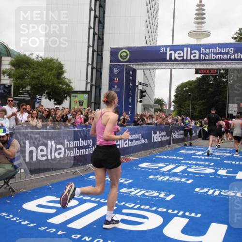 29.06.2025 - hella hamburg halbmarathon Michael Strokosch http://msf.ph/oto/8242768 29.06.2025 10:55:59 Ziel 1179, 2612, 3256, 3668, 4772, 7147, 7976, 8968, 9246, 10084, 14867, 15184, 15868, 15884, 18867 meine-sportfotos.de