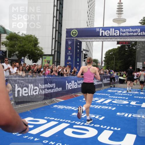 29.06.2025 - hella hamburg halbmarathon Michael Strokosch http://msf.ph/oto/8242807 29.06.2025 10:55:59 Ziel 1179, 2612, 3256, 3668, 4772, 7147, 7976, 8968, 9246, 10084, 14867, 15184, 15868, 15884, 18867 meine-sportfotos.de