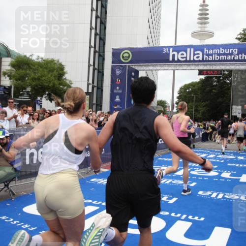 29.06.2025 - hella hamburg halbmarathon Michael Strokosch http://msf.ph/oto/8242833 29.06.2025 10:56:00 Ziel 2612, 3256, 3668, 4772, 7147, 7976, 8968, 9246, 10084, 14867, 15184, 15868, 15884, 16176, 18867 meine-sportfotos.de