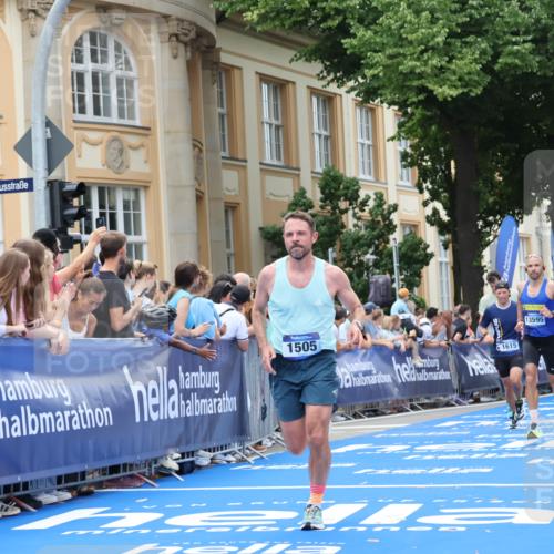 29.06.2025 - hella hamburg halbmarathon Strokosch-Dieckow http://msf.ph/oto/8242848 29.06.2025 10:37:44 Ziel 1505, 1615, 2196, 2404, 9171, 13148, 13595, 14934, 18276, 18277, 18529 meine-sportfotos.de