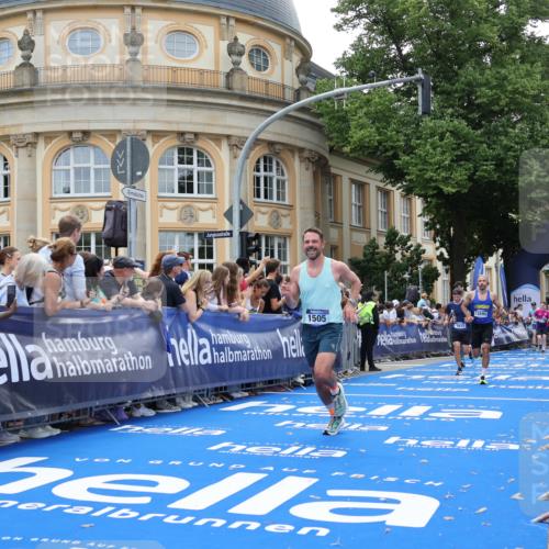 29.06.2025 - hella hamburg halbmarathon Strokosch-Dieckow http://msf.ph/oto/8242883 29.06.2025 10:37:44 Ziel 1505, 1615, 2196, 2404, 9171, 13148, 13595, 14934, 18276, 18277, 18529 meine-sportfotos.de