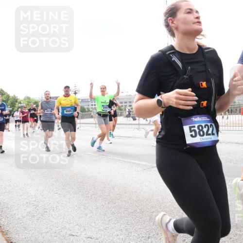29.06.2025 - hella hamburg halbmarathon Lena Gebhardt http://msf.ph/oto/8242891 29.06.2025 10:33:53 Lombardsbrücke 1189, 1275, 1417, 1705, 1787, 1896, 1995, 2265, 2342, 2482, 2496, 2526, 2776, 2933, 3170, 3264, 3340, 3345, 3560, 3829, 3848, 4164, 4361, 4433, 4449, 4479, 4696, 4807, 4942, 5075, 5096, 5141, 5557, 5561, 5566, 5569, 5584, 5691, 5821, 5822, 5887, 6109, 6364, 6515, 6516, 6854, 6956, 6999, 7027, 7565, 7653, 7705, 8021, 8157, 8202, 8277, 8282, 8375, 8377, 8383, 8401, 8891, 9094, 9234, 9258, 9438, 9750, 9799, 9875, 9995, 10007, 10071, 10561, 11811 meine-sportfotos.de