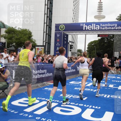 29.06.2025 - hella hamburg halbmarathon Michael Strokosch http://msf.ph/oto/8242897 29.06.2025 10:56:01 Ziel 2612, 3668, 4772, 7147, 7976, 8968, 9246, 10084, 14867, 15184, 15868, 15884, 16176 meine-sportfotos.de