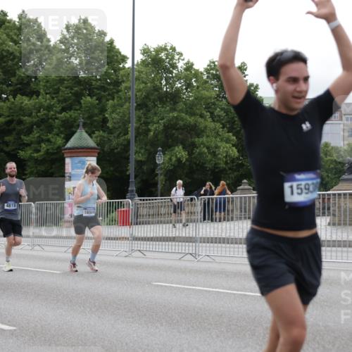 29.06.2025 - hella hamburg halbmarathon Jannik Wohlers http://msf.ph/oto/8243009 29.06.2025 10:30:02 Lombardsbrücke 1647, 2754, 2755, 2901, 4575, 4819, 6344, 10880, 12349, 12350, 12460, 12461, 12687, 12688, 13418, 14421, 15757, 15789, 15938, 16504, 16864, 18046, 18671 meine-sportfotos.de
