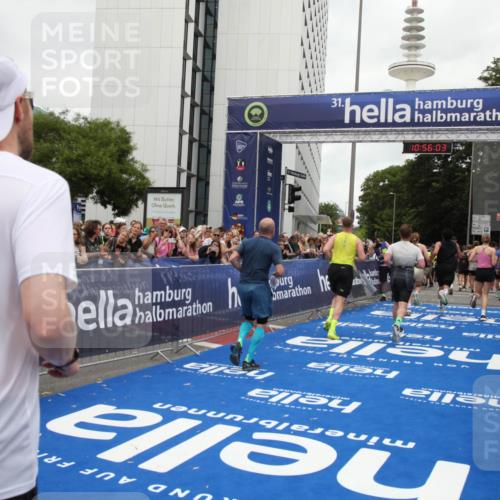 29.06.2025 - hella hamburg halbmarathon Michael Strokosch http://msf.ph/oto/8243030 29.06.2025 10:56:02 Ziel 3042, 4772, 7147, 8968, 9246, 10084, 14867, 15184, 15868, 15884, 16176 meine-sportfotos.de