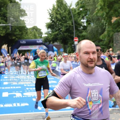 29.06.2025 - hella hamburg halbmarathon Zöllner http://msf.ph/oto/8243059 29.06.2025 10:56:23 Ziel 1193, 3048, 4029, 5465, 5672, 7547, 9622, 9903, 10789, 11231, 11309, 12348, 15300, 16375, 18117, 18495, 18652, 18741, 19152 meine-sportfotos.de