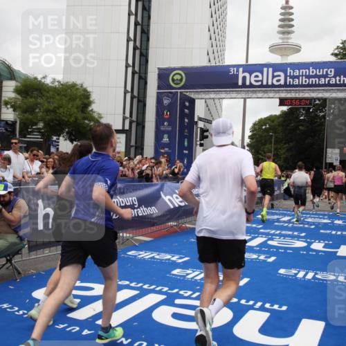 29.06.2025 - hella hamburg halbmarathon Michael Strokosch http://msf.ph/oto/8243090 29.06.2025 10:56:03 Ziel 1180, 3042, 7147, 8968, 9246, 10084, 14867, 15184, 15868, 15884, 16176 meine-sportfotos.de