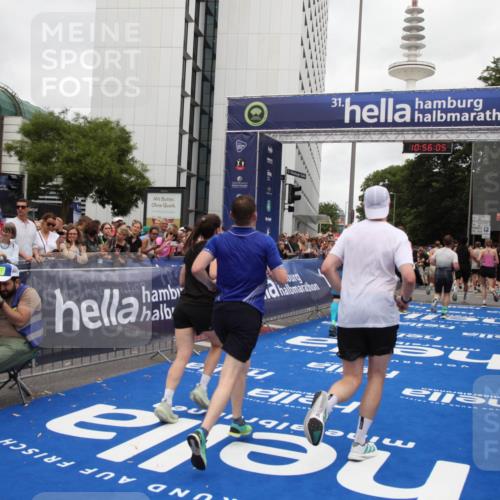 29.06.2025 - hella hamburg halbmarathon Michael Strokosch http://msf.ph/oto/8243119 29.06.2025 10:56:03 Ziel 1180, 3042, 7147, 8968, 9246, 10084, 14867, 15184, 15868, 15884, 16176 meine-sportfotos.de