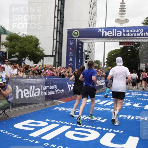 29.06.2025 - hella hamburg halbmarathon Michael Strokosch http://msf.ph/oto/8243146 29.06.2025 10:56:04 Ziel 1180, 3042, 3058, 7147, 8968, 9246, 10084, 14867, 15184, 15868, 15884, 16176, 18212 meine-sportfotos.de