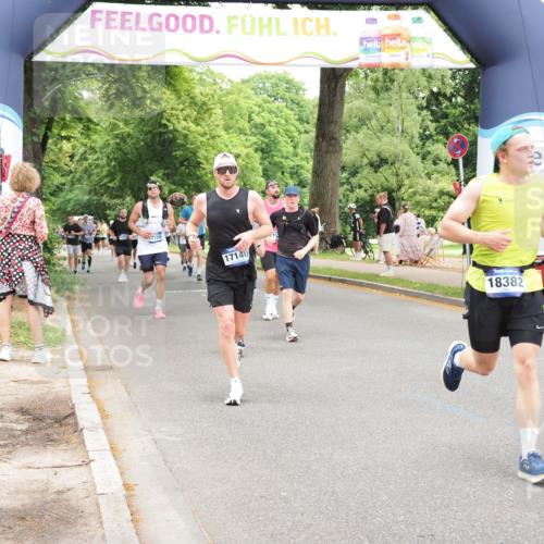 29.06.2025 - hella hamburg halbmarathon MichiJ http://msf.ph/oto/8243163 29.06.2025 10:50:42 Zwischen KM18-KM19 2810, 3663, 4389, 5511, 8423, 9986, 12286, 16995, 17140, 17142, 18382, 18530 meine-sportfotos.de