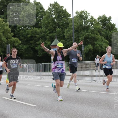 29.06.2025 - hella hamburg halbmarathon Jannik Wohlers http://msf.ph/oto/8243169 29.06.2025 10:30:04 Lombardsbrücke 1647, 2754, 2755, 2901, 4575, 4819, 6344, 10880, 12349, 12350, 12460, 12461, 12687, 12688, 13418, 14421, 15757, 15789, 15938, 16504, 16791, 16864, 18671 meine-sportfotos.de