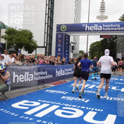 29.06.2025 - hella hamburg halbmarathon Michael Strokosch http://msf.ph/oto/8243173 29.06.2025 10:56:04 Ziel 1180, 3042, 3058, 7147, 8968, 9246, 10084, 14867, 15184, 15868, 15884, 16176, 18212 meine-sportfotos.de