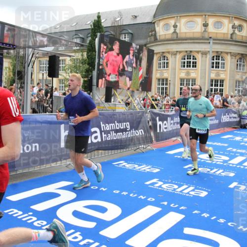 29.06.2025 - hella hamburg halbmarathon Michael Strokosch http://msf.ph/oto/8243229 29.06.2025 10:48:43 Ziel 2442, 4553, 5421, 9538, 10859, 14511, 15384, 15573, 17127 meine-sportfotos.de