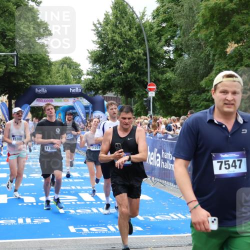 29.06.2025 - hella hamburg halbmarathon Zöllner http://msf.ph/oto/8243235 29.06.2025 10:56:28 Ziel 3048, 4029, 5672, 6399, 7742, 8863, 9622, 10665, 11231, 11309, 15300, 15818, 16257, 16375, 17734, 18117, 18495, 18652 meine-sportfotos.de