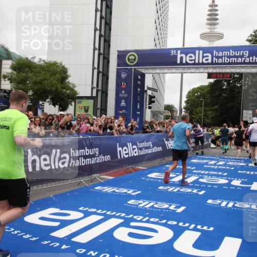 29.06.2025 - hella hamburg halbmarathon Michael Strokosch http://msf.ph/oto/8243255 29.06.2025 10:56:07 Ziel 1180, 3042, 3058, 5570, 7594, 12545, 14867, 15184, 15868, 16176, 17640, 17642, 18212 meine-sportfotos.de