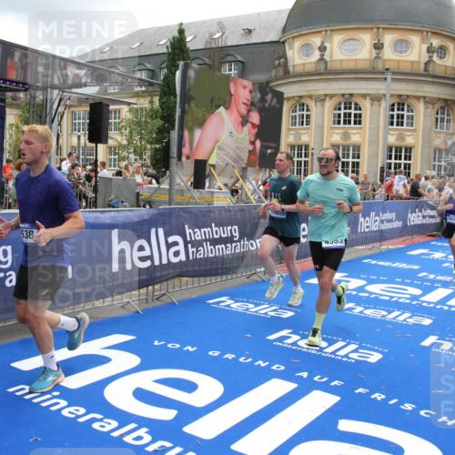29.06.2025 - hella hamburg halbmarathon Michael Strokosch http://msf.ph/oto/8243285 29.06.2025 10:48:43 Ziel 2442, 4553, 5421, 9538, 10859, 14511, 15384, 15573, 17127 meine-sportfotos.de
