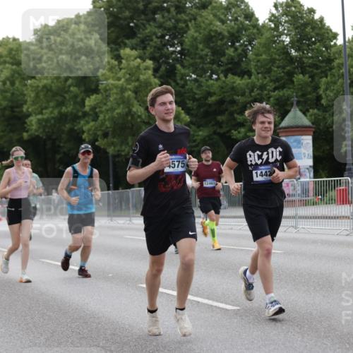 29.06.2025 - hella hamburg halbmarathon Jannik Wohlers http://msf.ph/oto/8243289 29.06.2025 10:30:04 Lombardsbrücke 1647, 2754, 2755, 2901, 4575, 4819, 6344, 10880, 12349, 12350, 12460, 12461, 12687, 12688, 13418, 14421, 15757, 15789, 15938, 16504, 16791, 16864, 18671 meine-sportfotos.de