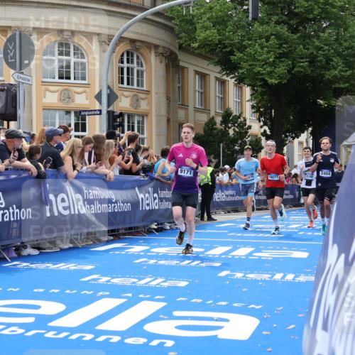 29.06.2025 - hella hamburg halbmarathon Strokosch-Dieckow http://msf.ph/oto/8243302 29.06.2025 10:37:49 Ziel 1615, 2196, 2404, 3480, 3530, 9171, 9643, 10793, 13148, 13595, 18103, 18276, 18277, 18529 meine-sportfotos.de