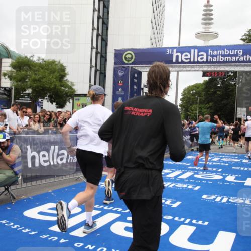 29.06.2025 - hella hamburg halbmarathon Michael Strokosch http://msf.ph/oto/8243318 29.06.2025 10:56:07 Ziel 1180, 3042, 3058, 5570, 7594, 12545, 14867, 15184, 15868, 16176, 17640, 17642, 18212 meine-sportfotos.de