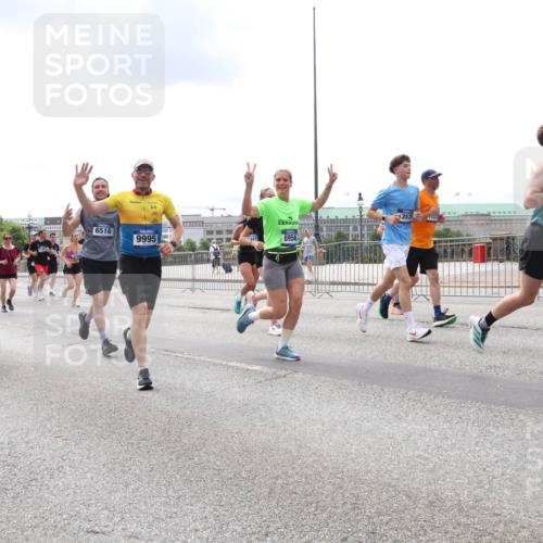 29.06.2025 - hella hamburg halbmarathon Lena Gebhardt http://msf.ph/oto/8243322 29.06.2025 10:33:54 Lombardsbrücke 1189, 1275, 1417, 1705, 1787, 1896, 1995, 2265, 2342, 2482, 2496, 2526, 2776, 2933, 3170, 3264, 3340, 3345, 3560, 3829, 3848, 4361, 4433, 4449, 4479, 4696, 4807, 4942, 5075, 5096, 5141, 5557, 5561, 5566, 5569, 5584, 5691, 5821, 5822, 5887, 6109, 6364, 6515, 6516, 6854, 6956, 6999, 7027, 7565, 7653, 7705, 8021, 8157, 8202, 8277, 8282, 8375, 8377, 8383, 8401, 8891, 9094, 9234, 9258, 9438, 9750, 9799, 9875, 9995, 10007, 10071, 10561, 11811 meine-sportfotos.de