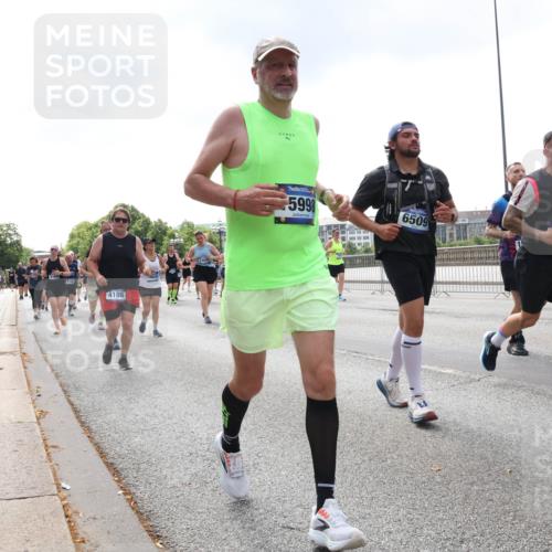 29.06.2025 - hella hamburg halbmarathon Lena Gebhardt http://msf.ph/oto/8243326 29.06.2025 10:45:25 Lombardsbrücke 1024, 1033, 1060, 1085, 1685, 1713, 1798, 2007, 2008, 2216, 2217, 2550, 2657, 2664, 2779, 2973, 3160, 3164, 3357, 3377, 3879, 3993, 4099, 4102, 4186, 4224, 4306, 4337, 4504, 4820, 4851, 5044, 5099, 5108, 5190, 5339, 5636, 5949, 6150, 6509, 6763, 6788, 6911, 6922, 6980, 7283, 7530, 7541, 7699, 7859, 7912, 8594, 8605, 8745, 8762, 8907, 9620, 10030, 10182, 10225, 10562, 10566, 10707, 11314, 12198, 12332, 12334, 12394 meine-sportfotos.de