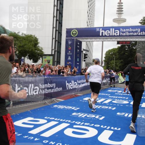 29.06.2025 - hella hamburg halbmarathon Michael Strokosch http://msf.ph/oto/8243350 29.06.2025 10:56:08 Ziel 1180, 3042, 3058, 4594, 4813, 5570, 7594, 12545, 14867, 15184, 16176, 17640, 17642, 18212 meine-sportfotos.de