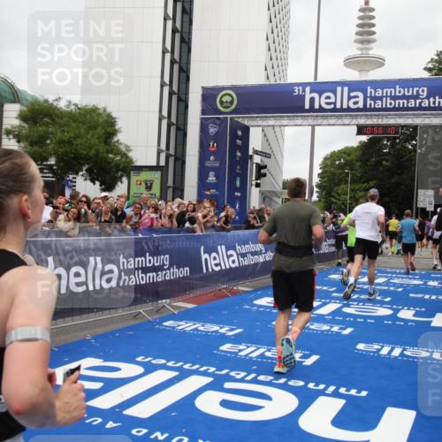29.06.2025 - hella hamburg halbmarathon Michael Strokosch http://msf.ph/oto/8243383 29.06.2025 10:56:09 Ziel 1180, 3042, 3058, 4594, 4813, 5492, 5570, 7594, 8330, 12545, 16176, 17640, 17642, 18212 meine-sportfotos.de
