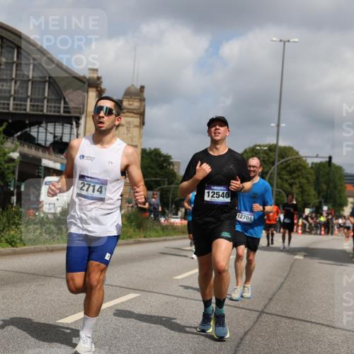29.06.2025 - hella hamburg halbmarathon Yannick Fuchs http://msf.ph/oto/8243391 29.06.2025 10:35:01 20KM 1882, 1912, 2324, 2714, 2750, 2826, 4843, 5050, 5375, 5409, 5508, 5745, 5803, 5916, 6080, 6649, 7109, 8370, 8465, 8629, 9294, 10369, 10900, 10968, 11731, 11767, 12088, 12540, 12704, 12865, 13029, 13158, 13667, 14092, 14924, 15015, 15424, 15493, 15542, 16761, 17214, 17245, 17620, 18173, 18192, 18614 meine-sportfotos.de