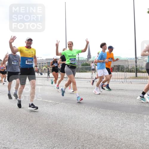 29.06.2025 - hella hamburg halbmarathon Lena Gebhardt http://msf.ph/oto/8243408 29.06.2025 10:33:54 Lombardsbrücke 1189, 1275, 1417, 1705, 1787, 1896, 1995, 2265, 2342, 2482, 2496, 2526, 2776, 2933, 3170, 3264, 3340, 3345, 3560, 3829, 3848, 4361, 4433, 4449, 4479, 4696, 4807, 4942, 5075, 5096, 5141, 5557, 5561, 5566, 5569, 5584, 5691, 5821, 5822, 5887, 6109, 6364, 6515, 6516, 6854, 6956, 6999, 7027, 7565, 7653, 7705, 8021, 8157, 8202, 8277, 8282, 8375, 8377, 8383, 8401, 8891, 9094, 9234, 9258, 9438, 9750, 9799, 9875, 9995, 10007, 10071, 10561, 11811 meine-sportfotos.de