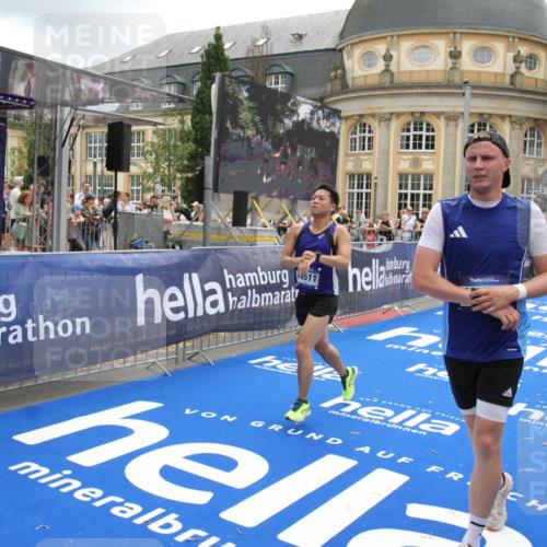 29.06.2025 - hella hamburg halbmarathon Michael Strokosch http://msf.ph/oto/8243435 29.06.2025 10:48:45 Ziel 1094, 2442, 4553, 9538, 10859, 12533, 14511, 15384, 17127 meine-sportfotos.de