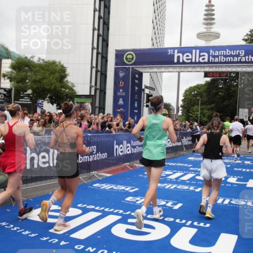 29.06.2025 - hella hamburg halbmarathon Michael Strokosch http://msf.ph/oto/8243472 29.06.2025 10:56:11 Ziel 1180, 3042, 3058, 4594, 4813, 5492, 5570, 7594, 8330, 8639, 9907, 12545, 17640, 17642, 18212 meine-sportfotos.de