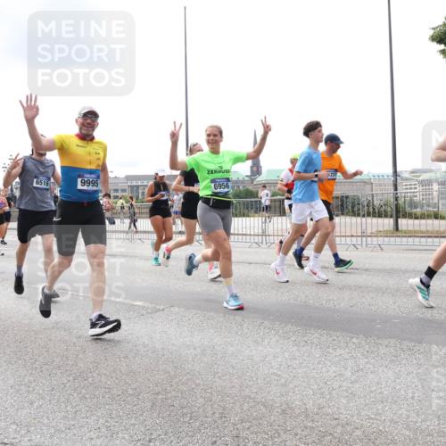 29.06.2025 - hella hamburg halbmarathon Lena Gebhardt http://msf.ph/oto/8243494 29.06.2025 10:33:54 Lombardsbrücke 1189, 1275, 1417, 1705, 1787, 1896, 1995, 2265, 2342, 2482, 2496, 2526, 2776, 2933, 3170, 3264, 3340, 3345, 3560, 3829, 3848, 4361, 4433, 4449, 4479, 4696, 4807, 4942, 5075, 5096, 5141, 5557, 5561, 5566, 5569, 5584, 5691, 5821, 5822, 5887, 6109, 6364, 6515, 6516, 6854, 6956, 6999, 7027, 7565, 7653, 7705, 8021, 8157, 8202, 8277, 8282, 8375, 8377, 8383, 8401, 8891, 9094, 9234, 9258, 9438, 9750, 9799, 9875, 9995, 10007, 10071, 10561, 11811 meine-sportfotos.de