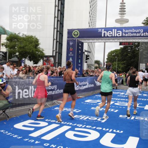 29.06.2025 - hella hamburg halbmarathon Michael Strokosch http://msf.ph/oto/8243505 29.06.2025 10:56:11 Ziel 1180, 3042, 3058, 4594, 4813, 5492, 5570, 7594, 8330, 8639, 9907, 12545, 17640, 17642, 18212 meine-sportfotos.de