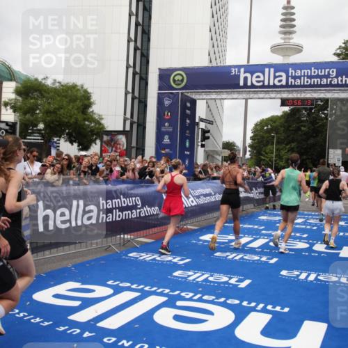 29.06.2025 - hella hamburg halbmarathon Michael Strokosch http://msf.ph/oto/8243521 29.06.2025 10:56:12 Ziel 1180, 3058, 4594, 4813, 5492, 5570, 7594, 8330, 8639, 9907, 12545, 14363, 17640, 17642, 18212 meine-sportfotos.de